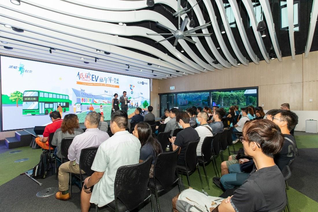 業界人士於低碳出行分享會向現場觀眾分享如何實踐淨零發電及電動公共交通工具的發展藍圖等。