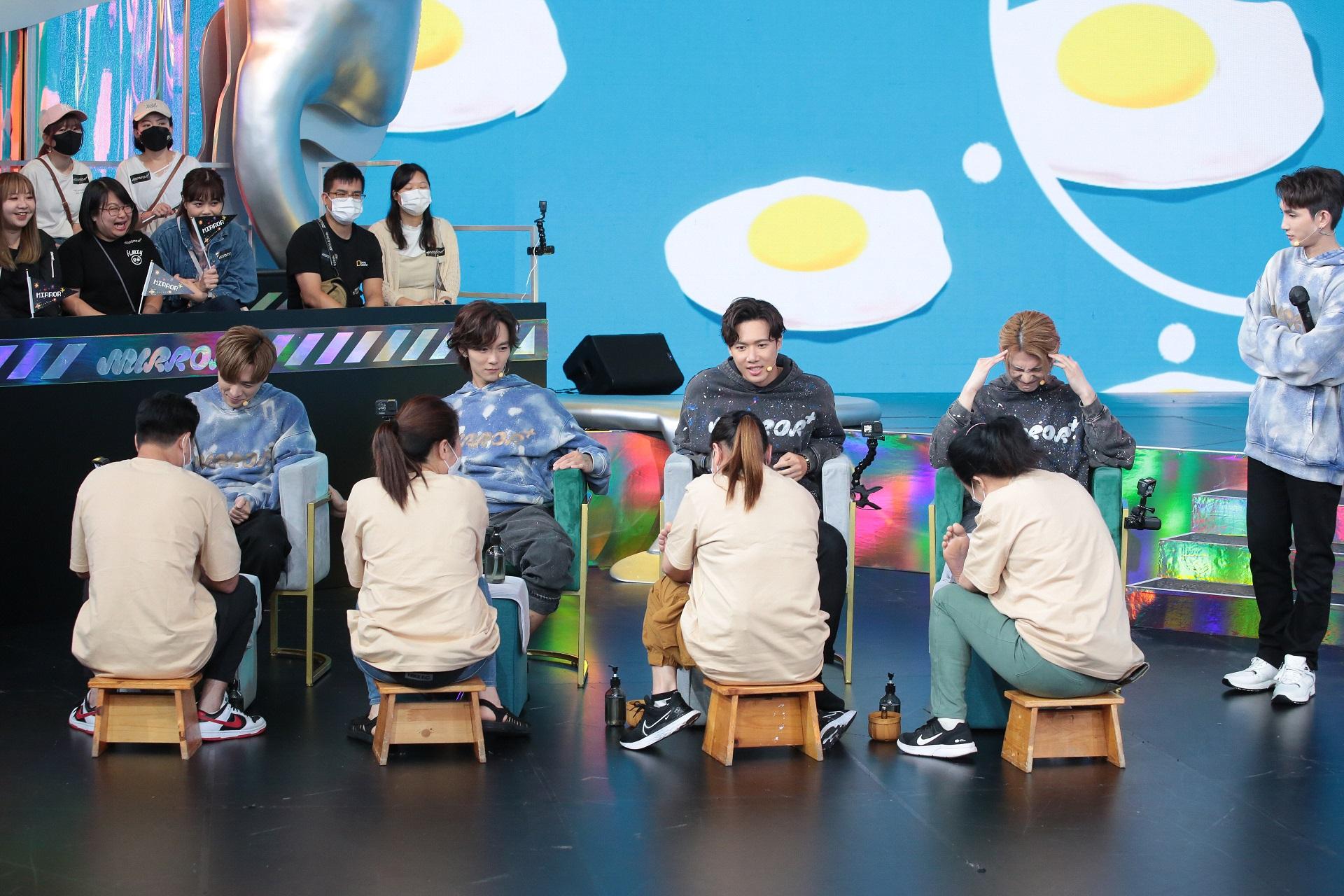 在Lokman挑戰任務時,MIRROR成員要接受腳底按摩