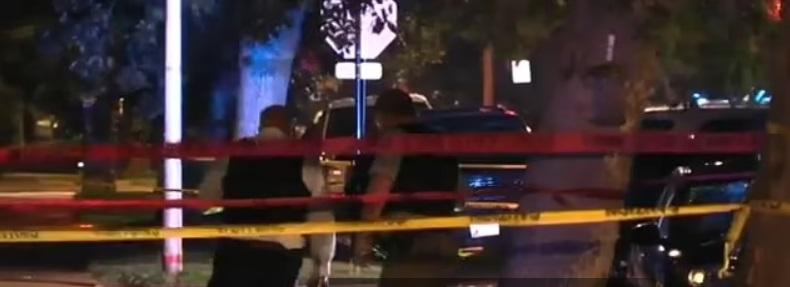 警員事發當晚在現場調查。(互聯網)