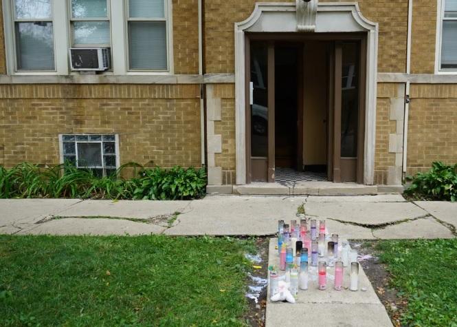 居民在女童家門前放置鮮花和玩具等悼念。(互聯網)