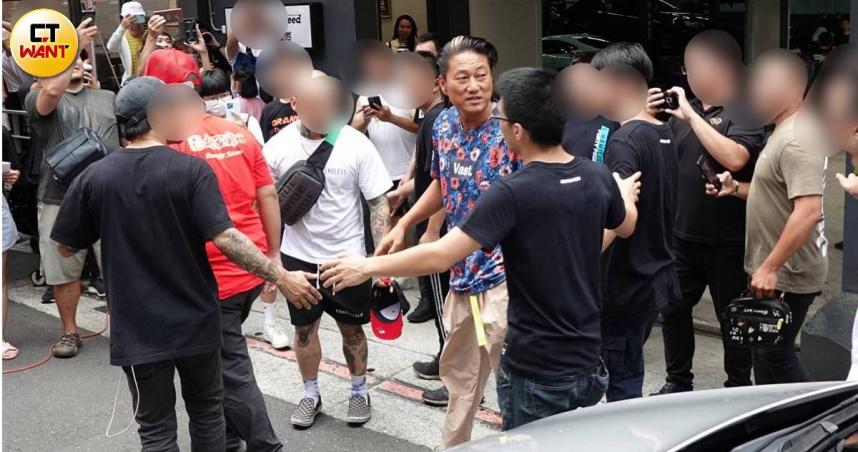 姜成鎬在台拍攝洛比桑監製新片《周末在台北》。(圖/CTWANT)