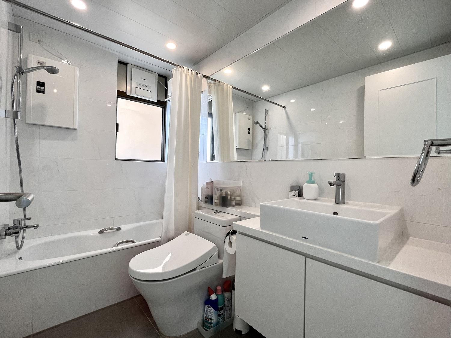 白色主調的浴室,光猛企理。