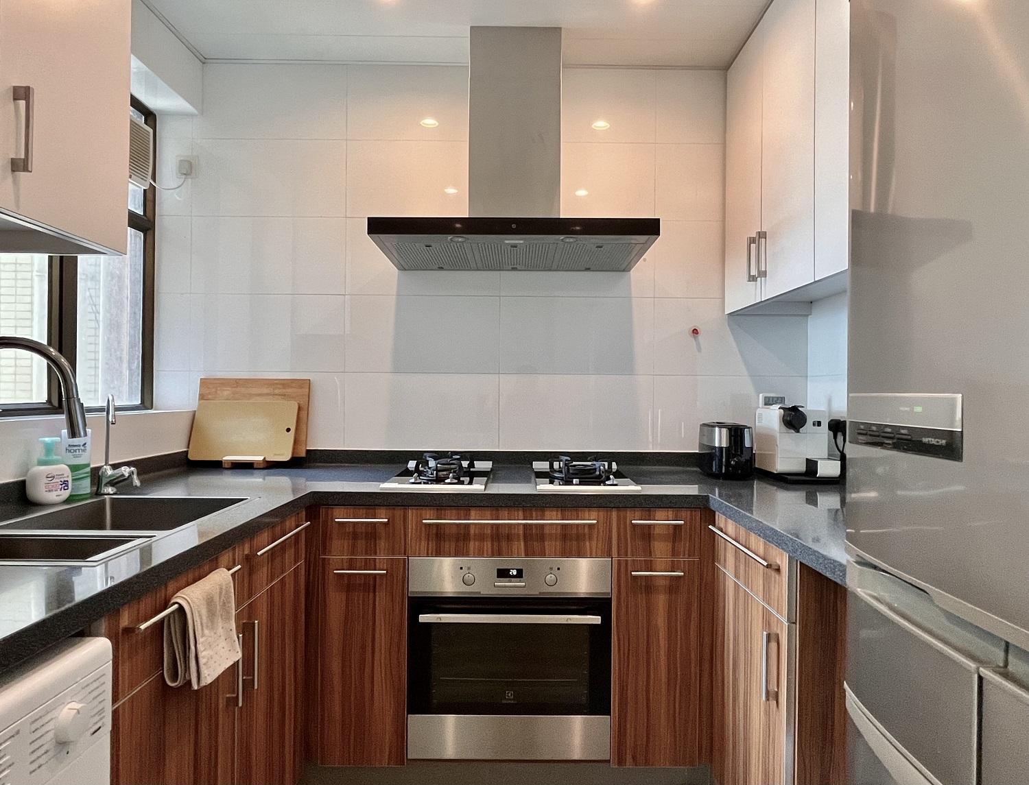 廚房設有U型流理台,下廚空間闊落。