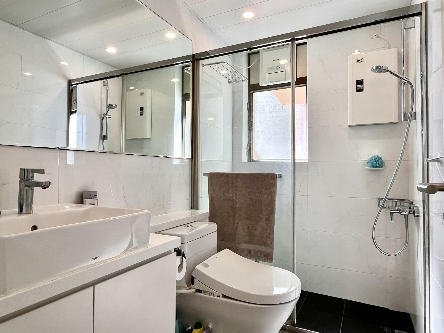 兩個浴室皆以白色為主調,加上光線充足,十分開揚。