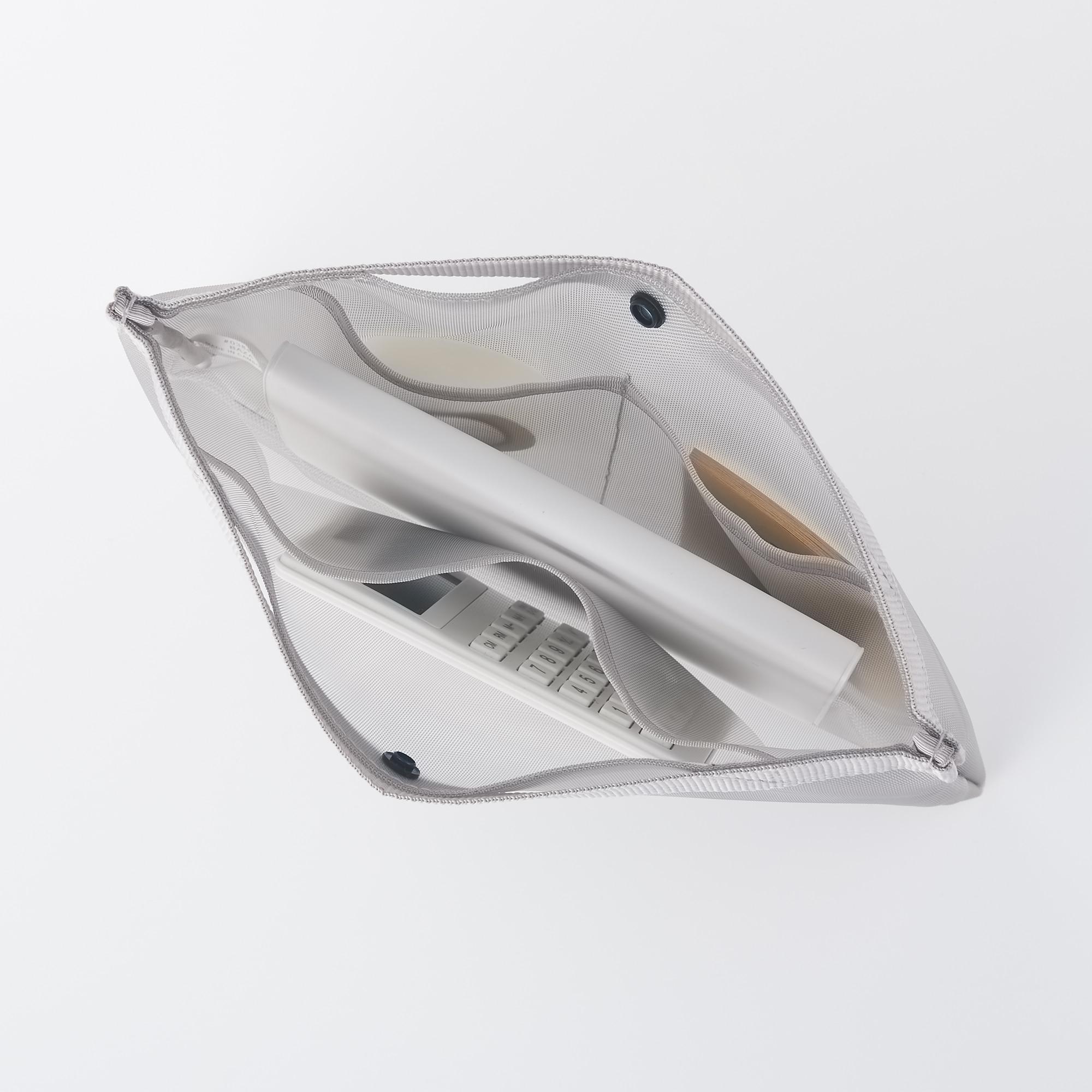 尼龍網狀小物整理袋│以輕巧耐用的尼龍素材製成,備有多款尺寸及間隔,可分類存放各式學習工具,方便攜帶及取用。網孔設計,有助識別內藏物件。優惠價:八折 (HK$39–$103) (原價:HK$48–$128)