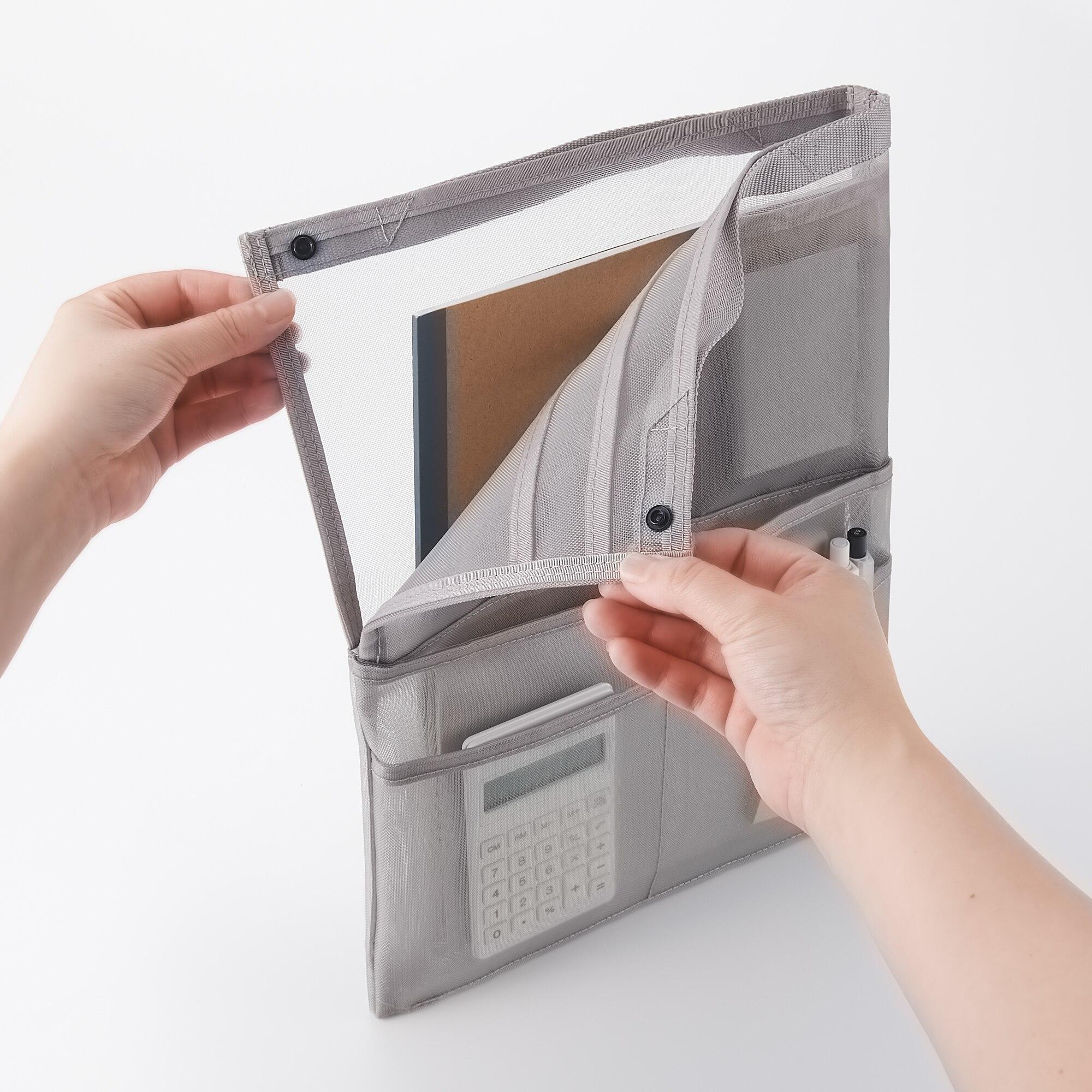 尼龍網狀小物整理袋│以輕巧耐用的尼龍素材製成,備有多款尺寸及間隔,可分類存放各式學習工具,方便攜帶及取用。網孔設計,有助識別內藏物件。優惠價:八折 (HK$39–$103) (原價:HK$48–$128)