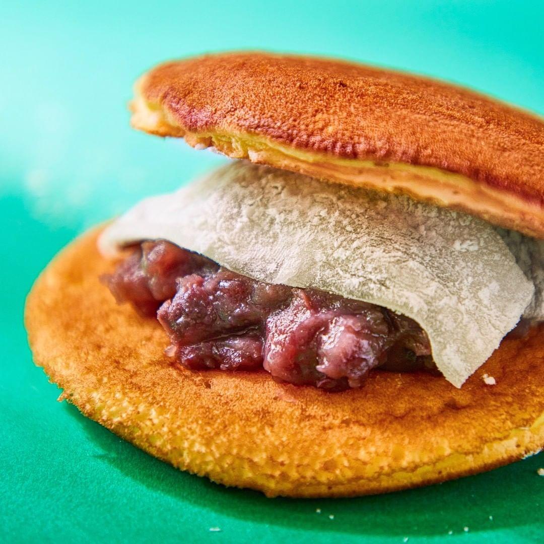 店家不時會推出特別口味,之前在新宿LUMINE期間限定店推出「餅Dora」,在銅鑼燒中加入煙韌綿糯的求肥麻糬。 ( 圖片來源: IG@dorayama_jp)