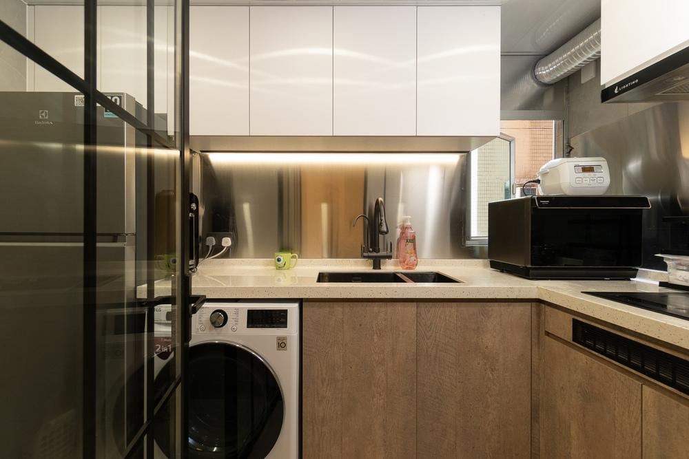 廚房門使用方格玻璃門