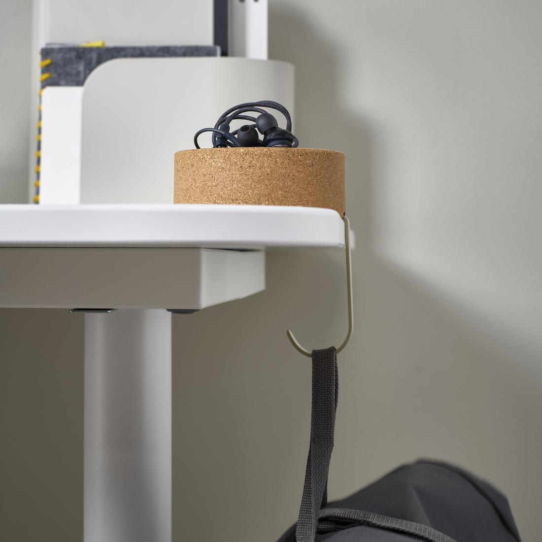 FAGNING可攜式檯邊掛鈎的水松碗收納細小配件,能夠保持宿舍房間整齊,東西不散亂。金屬掛鈎方便掛起手袋和背包,更可收納配件如:手機帶、學生證掛帶等,趕時間出門時也能一秒找到所需用品。掛鈎能塞進水松碗底下變成扁平,方便隨身攜帶,帶到圖書館、自修室使用。$49.9