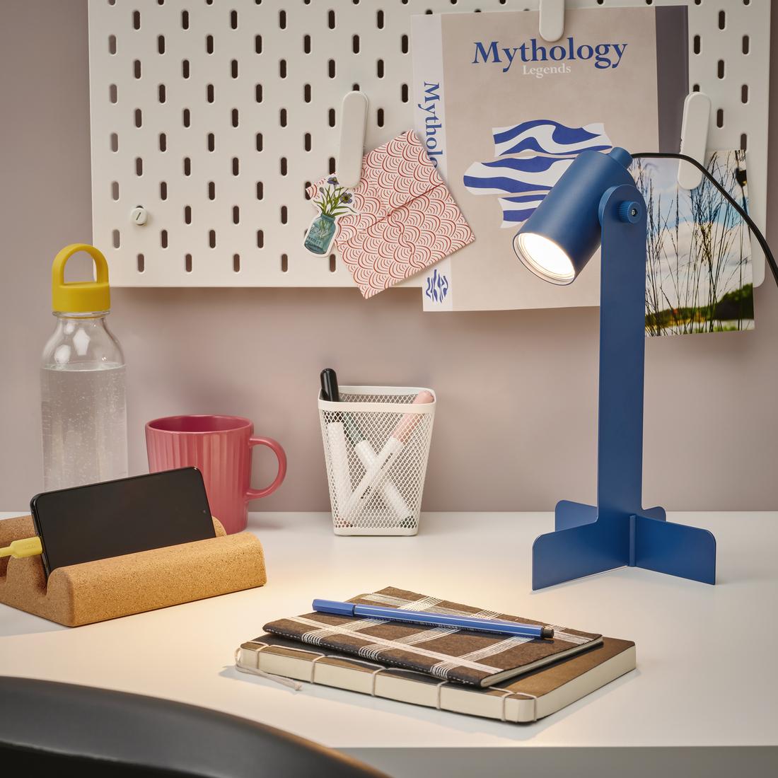 FLOTTILJ 檯燈燈頭位置可轉動,要看書或工作時可以將燈頭向下照射,亦可以將燈頭轉向上成為晚間宿舍氛圍燈,避免燈光太刺眼,方便遷就室友作息時間。檯燈設計輕巧,適用於細小空間及方便移動至所需位置,用作床上或桌上閱讀學習的照明均可。$69.9