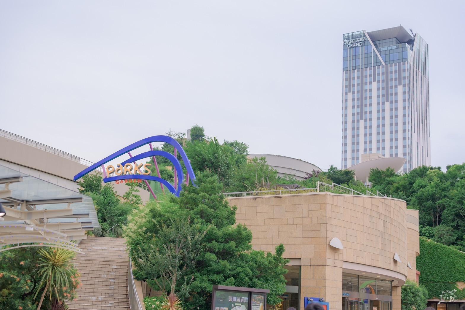 日本首家高級泰國酒店Centara Grand Hotel Osaka位於難波「Namba Parks SOUTH」複合式商場內。(圖片來源:FB@Centara Grand Hotel Osaka)