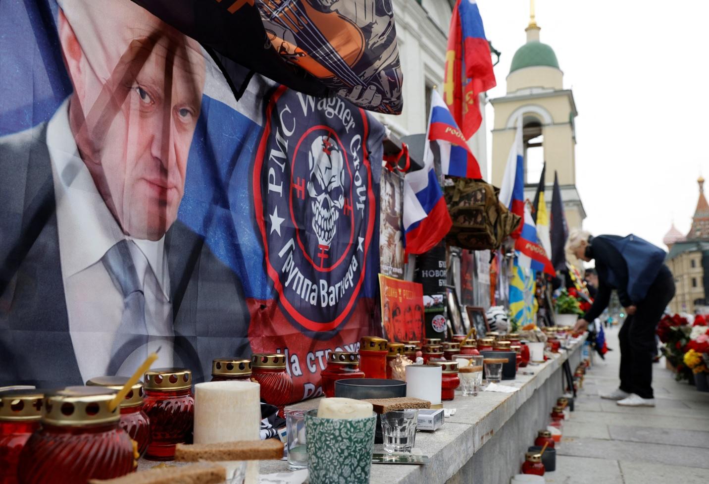 莫斯科民眾悼念墜機身亡的華格納高層成員。(路透社)