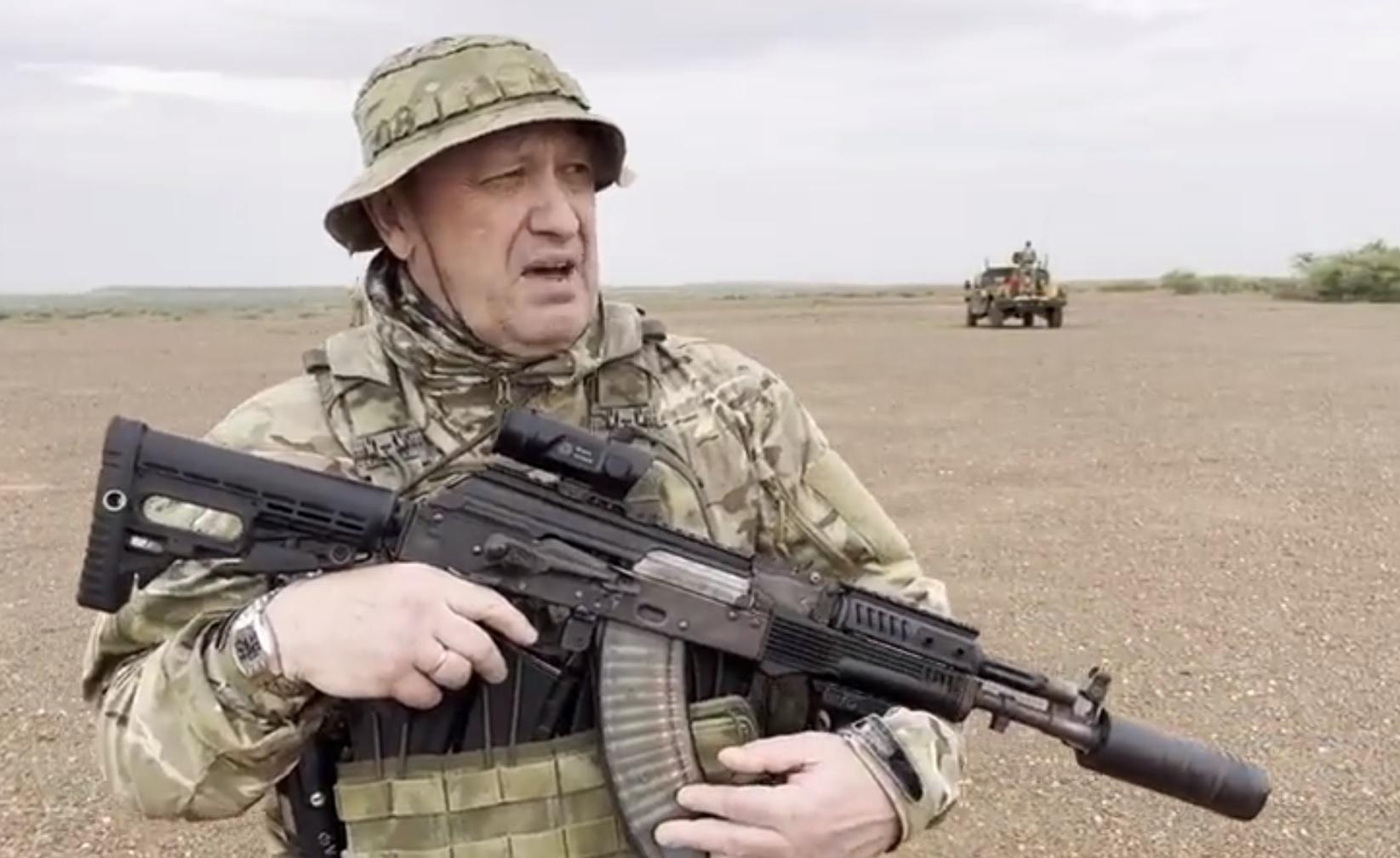 普里戈津拿起步槍。(影片截圖)