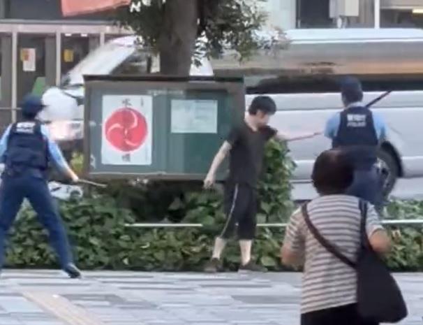 男子挑釁持槍警員。(影片截圖)