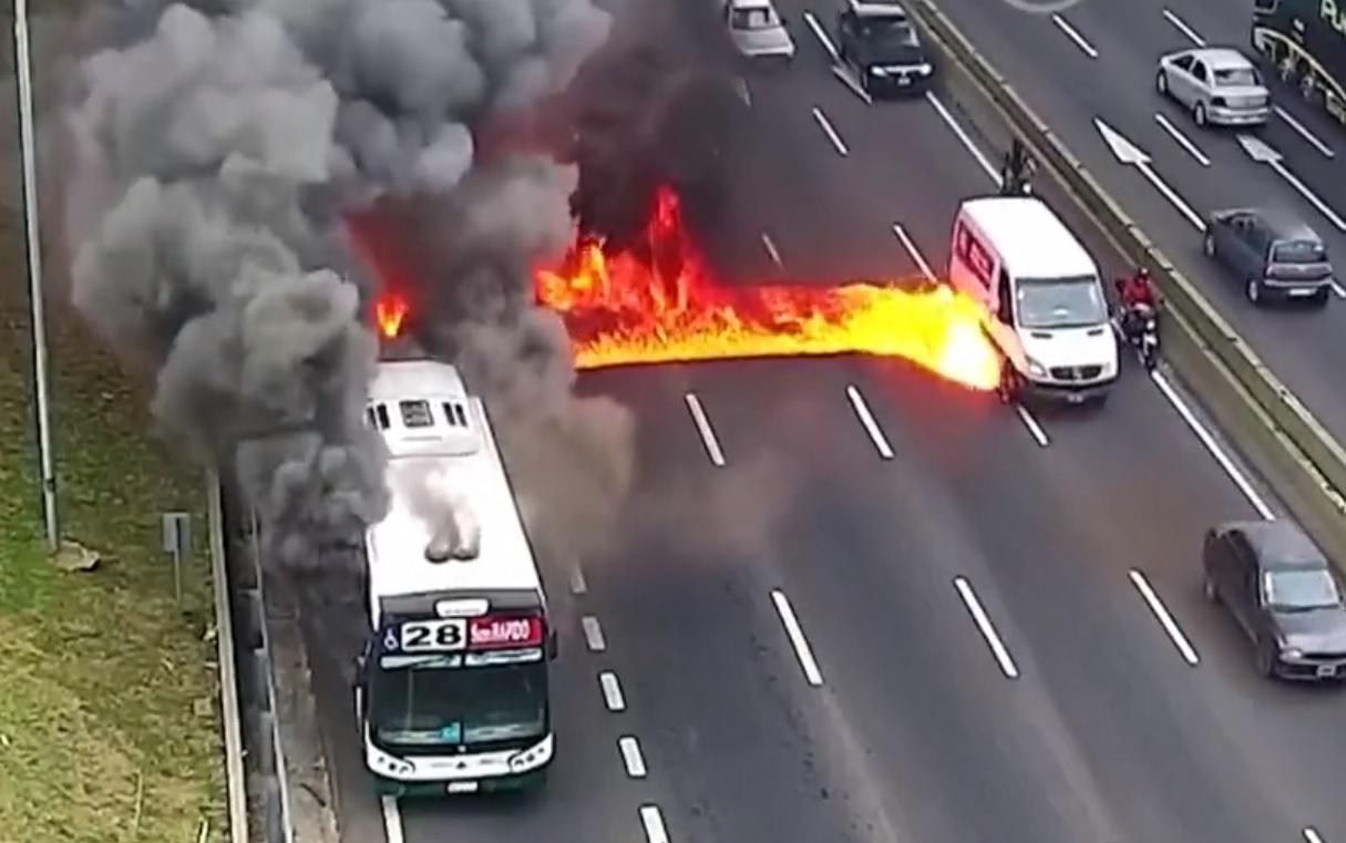 巴士漏油引起的火,波及路過的車輛。(影片截圖)
