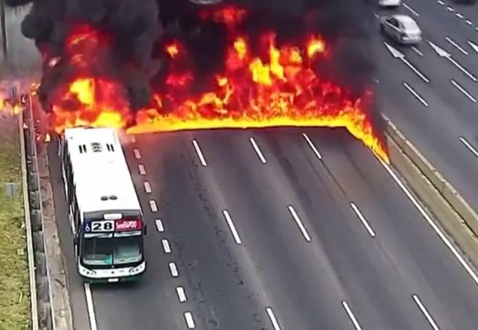 巴士漏油形成一道火牆。(影片截圖)
