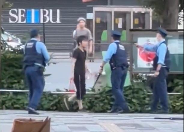 男子挑釁持槍警員。(影片截圖)