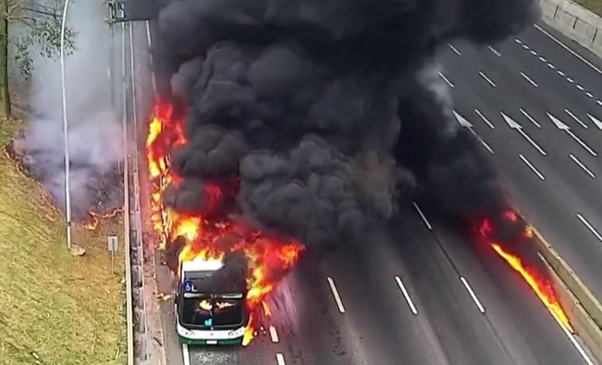 大火蔓延至整段公路。(影片截圖)