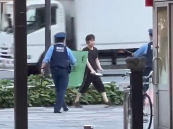 男子挑釁持槍警員。(影片截圖)