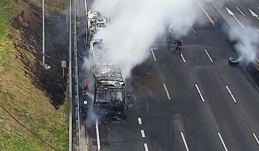 巴士最終只剩支架。(影片截圖)