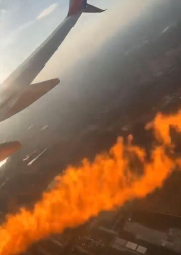 飛機右邊引擎射出火焰。(影片截圖)