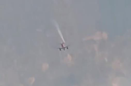 飛機回航時見到右邊冒出濃煙。(影片截圖)
