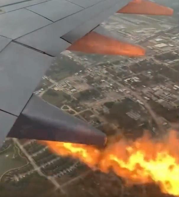 飛機右邊引擎射出火焰。(影片截圖)