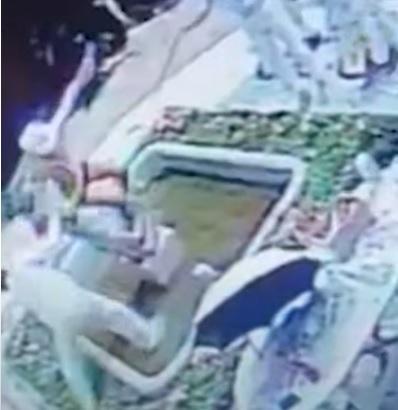 男子其後失平衡拉跌雕像。(影片截圖)