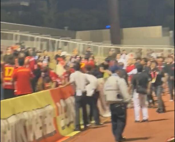 浦和球迷與名古屋衝突。(影片截圖)