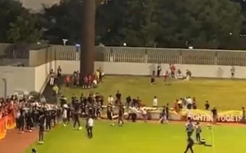 浦和球迷破壞對手的橫額。(影片截圖)