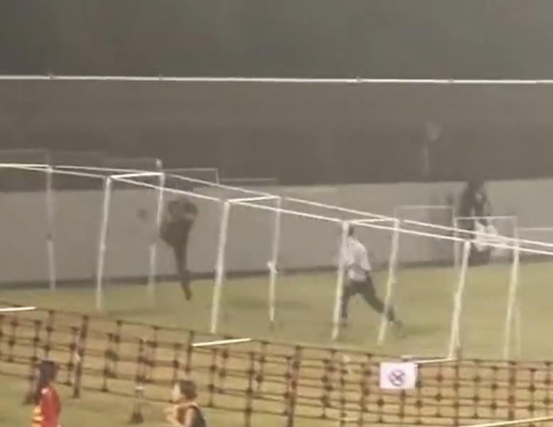 浦和球迷破壞球場設施。(影片截圖)