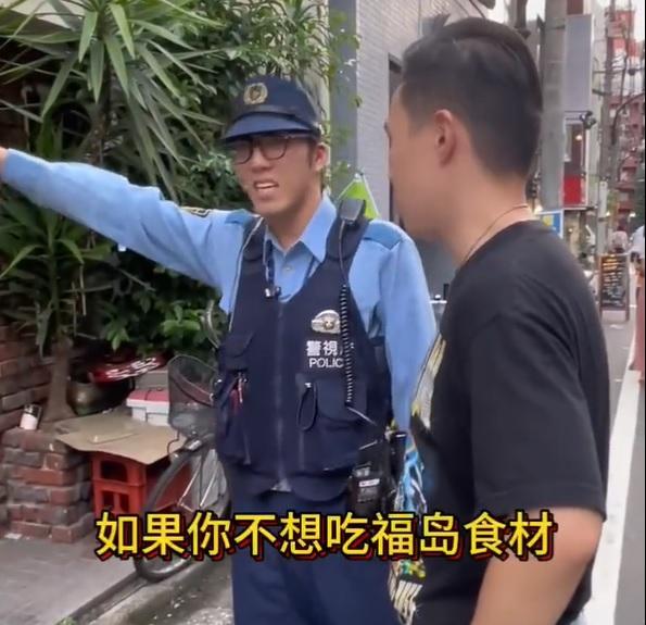 警察向直播主解釋。(影片截圖)