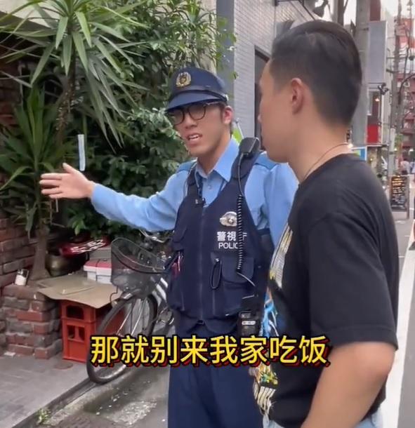 警察向直播主解釋。(影片截圖)