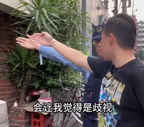 直播主堅持是歧視。(影片截圖)