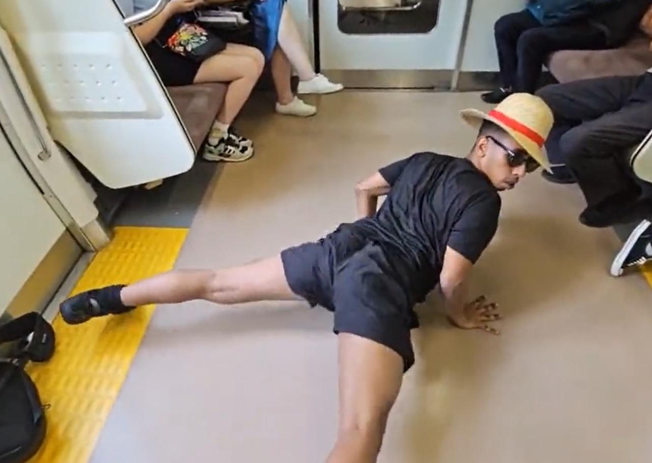 Johnny Somali之前在日本列車上直播。(影片截圖)