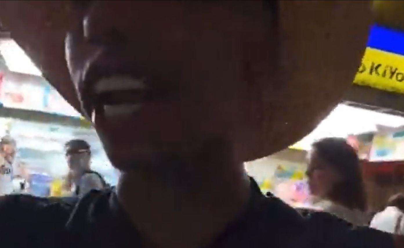 Johnny Somali之後拿回拍攝工具想追上。(影片截圖)