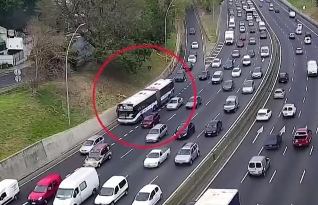 巴士在公路行駛片段。(影片截圖)