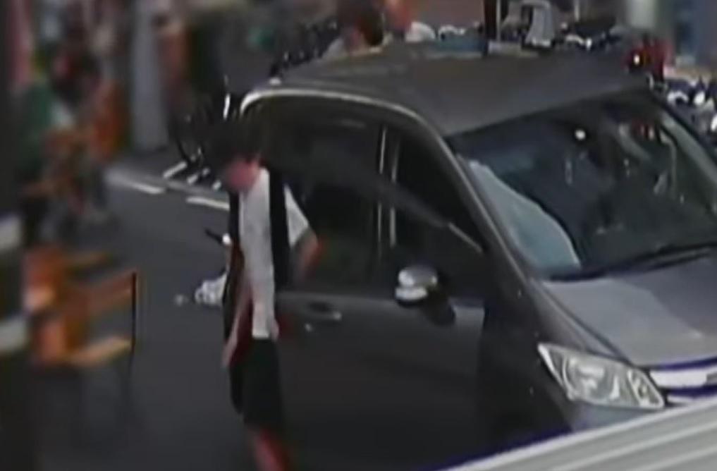 事故後男子下車意圖離開現場。(影片截圖)