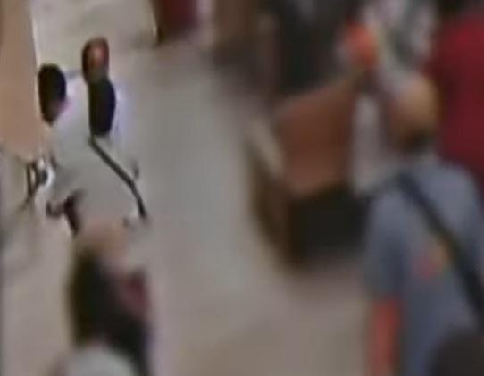 疑兇被途人制伏。(影片截圖)