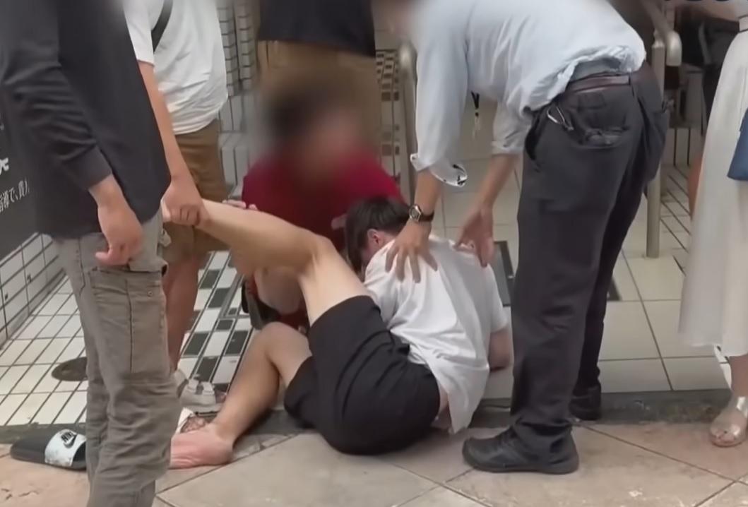 疑兇被途人制伏。(影片截圖)