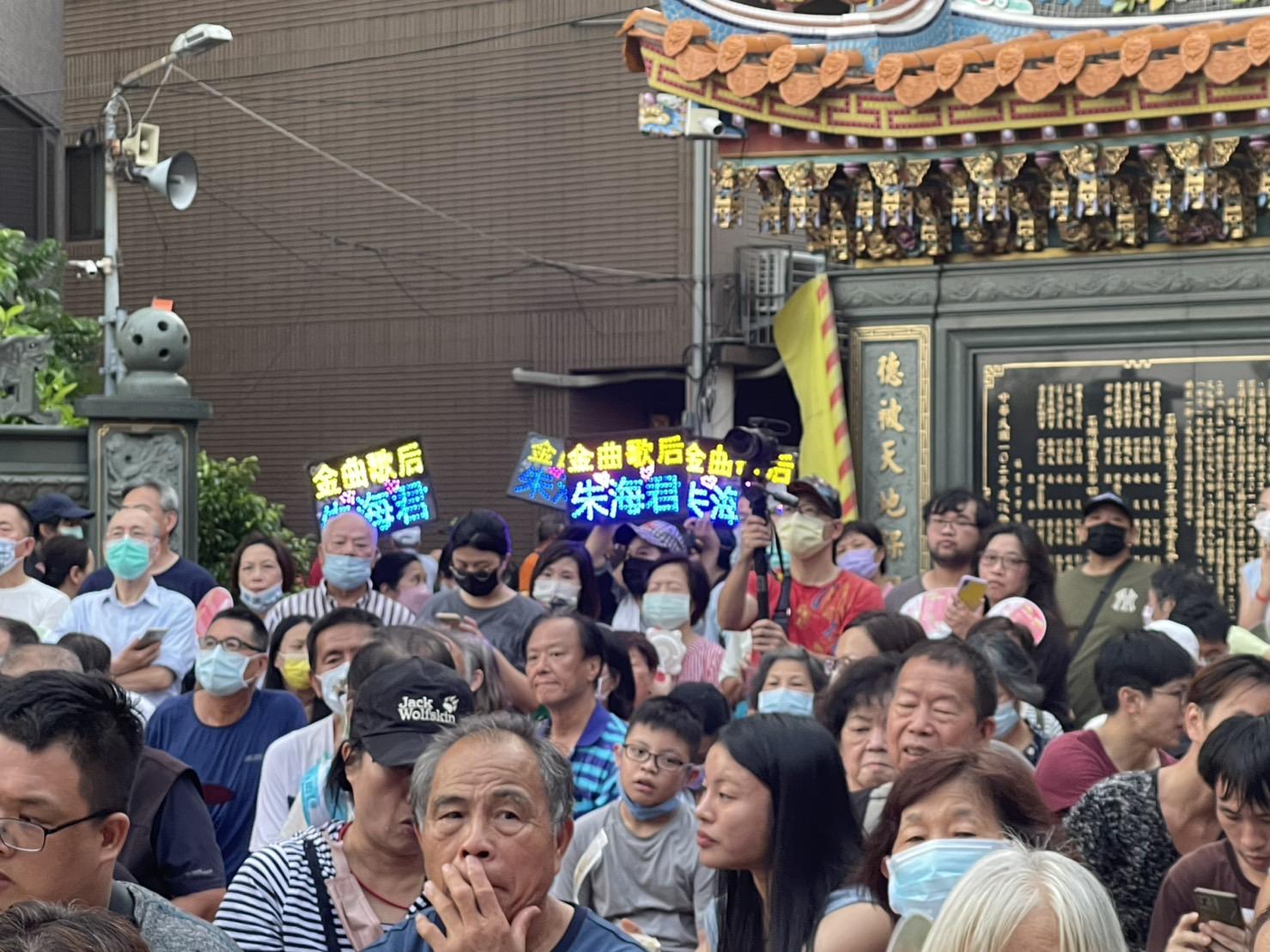 朱海君連連飆唱金曲似乎不受老公NONO影響,粉絲也到場應援。(圖/記者陳曉涵 攝)