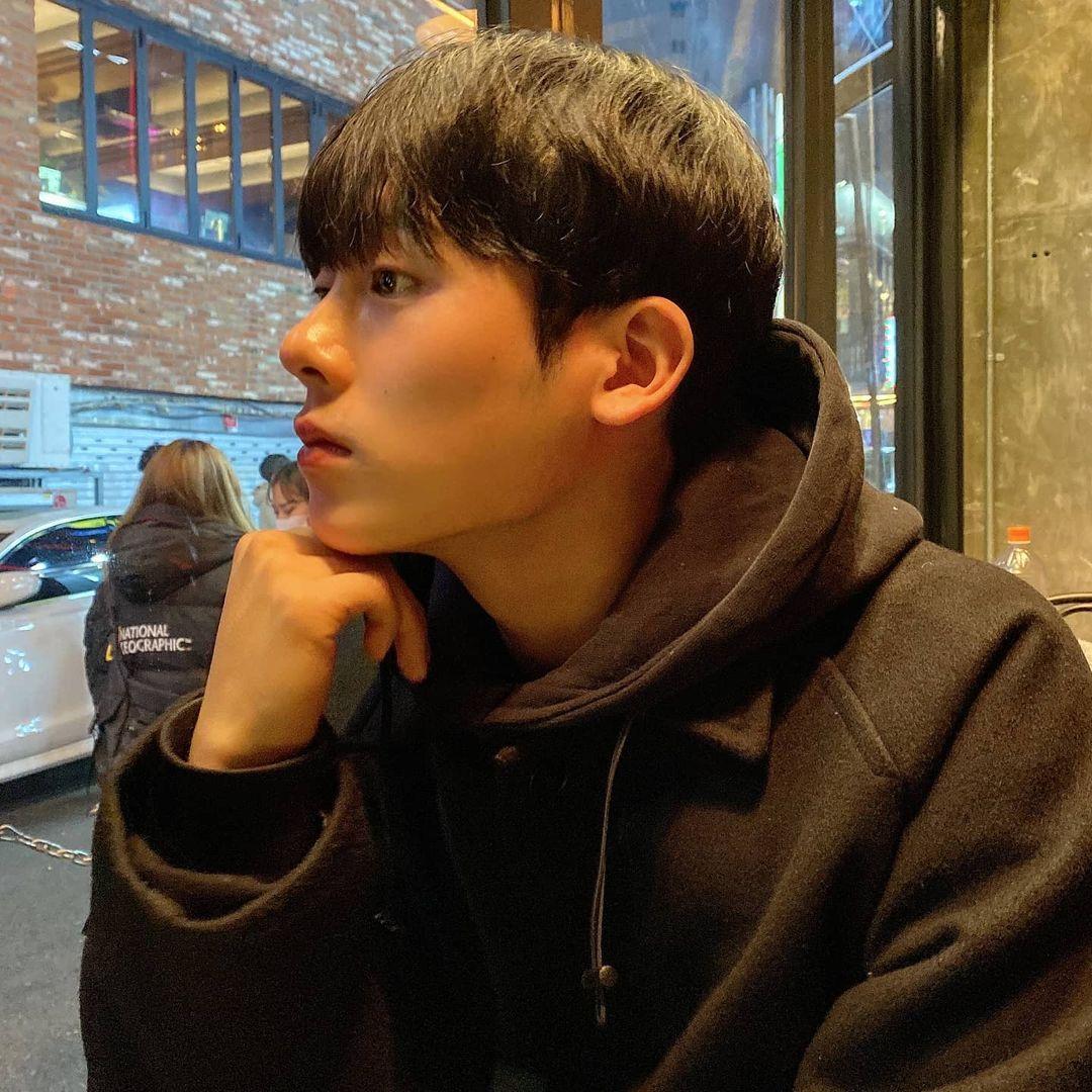 李正河擁有單眼皮,外表相當可愛又帥氣。