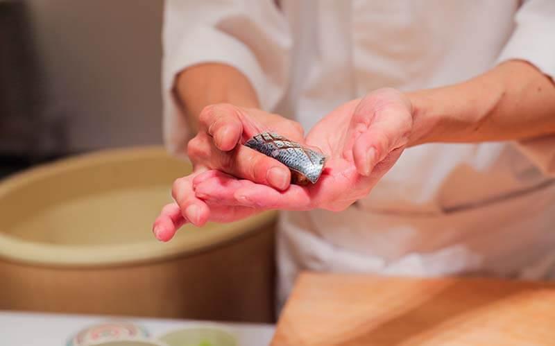 小肌 ¥340/HK$19 在這裡吃的是手握江戶前壽司, 壽司的米飯使用赤醋來製作,口味非常傳統。(圖片:廻転鮨 銀座おのでら本店官網)