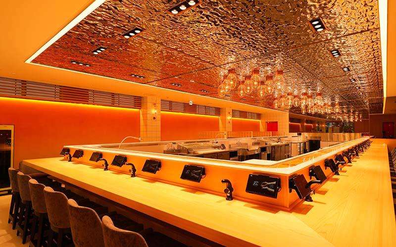 迴轉壽司師傅席前座位設有平板菜單,落單不怕雞同鴨講。(圖片:廻転鮨 銀座おのでら本店官網)