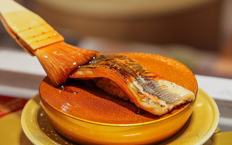 穴子 ¥640/HK$35 價格定位比港人熟悉的美登利、根室花まる略高,但質素直迫高級壽司店,性價比高。(圖片:廻転鮨 銀座おのでら本店官網)