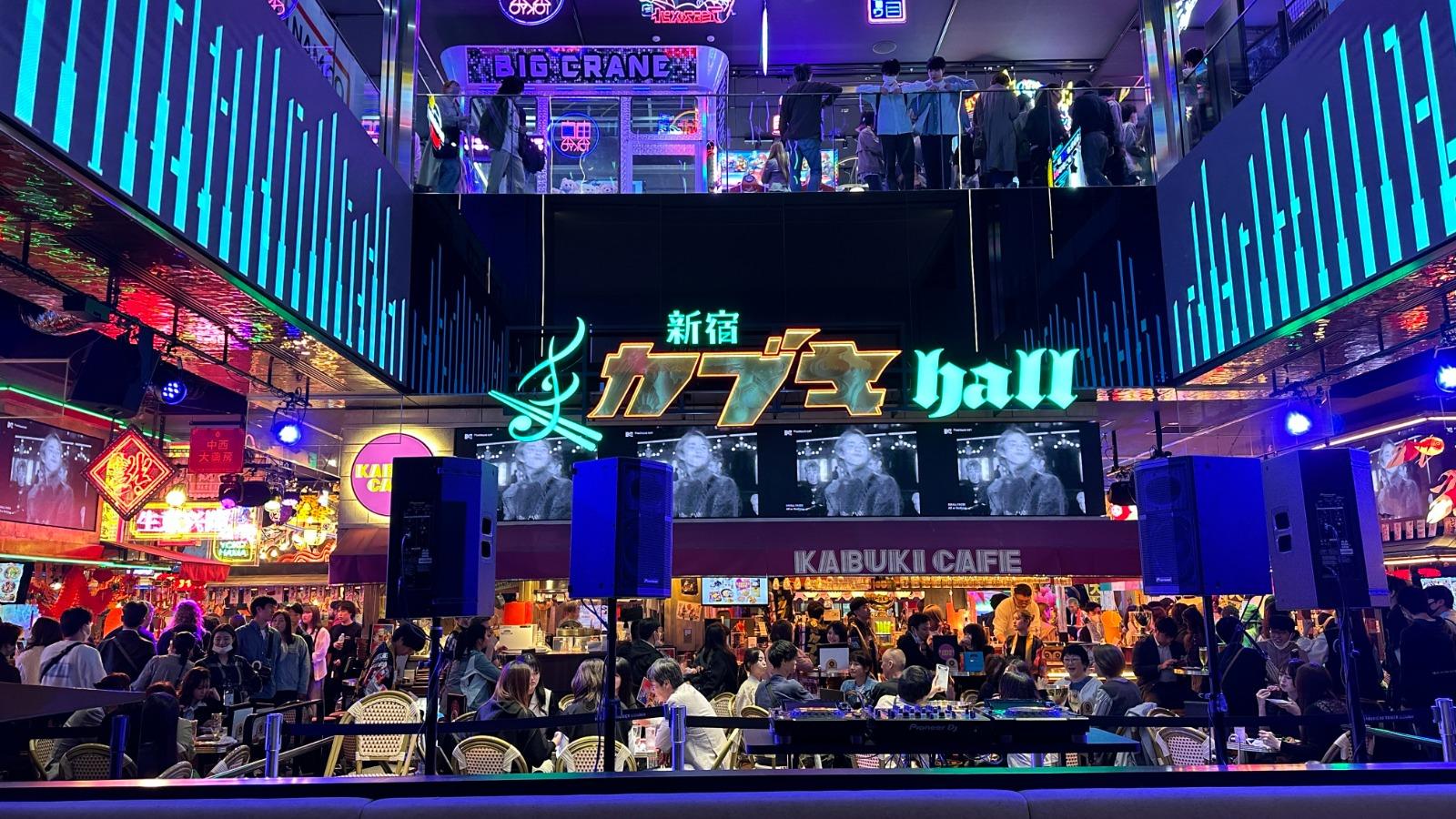 東急歌舞伎町TOWER內的「新宿kabuki hall~歌舞伎横丁」有10間餐應,每逢周末假日都人山人海,一位難求。(圖片:日本見)