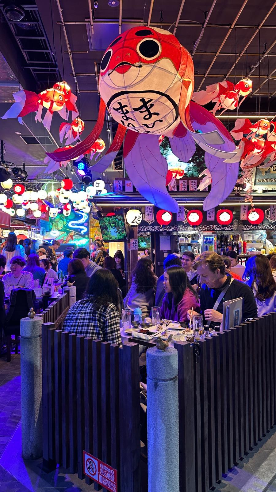 「新宿kabuki hall~歌舞伎横丁」以日本祭典為主題,處處可見金魚燈籠、屋台擺設來增加氣氛。(圖片:日本見)