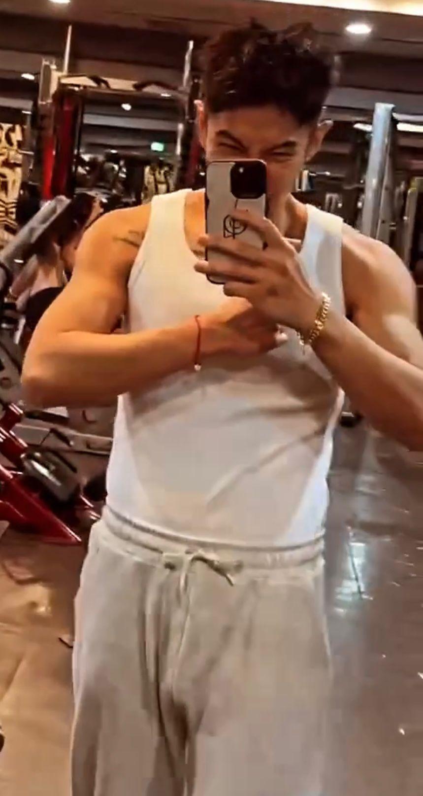 柯震東展示鍛鍊有成的手臂線條,但卻不及下體搶Fo!