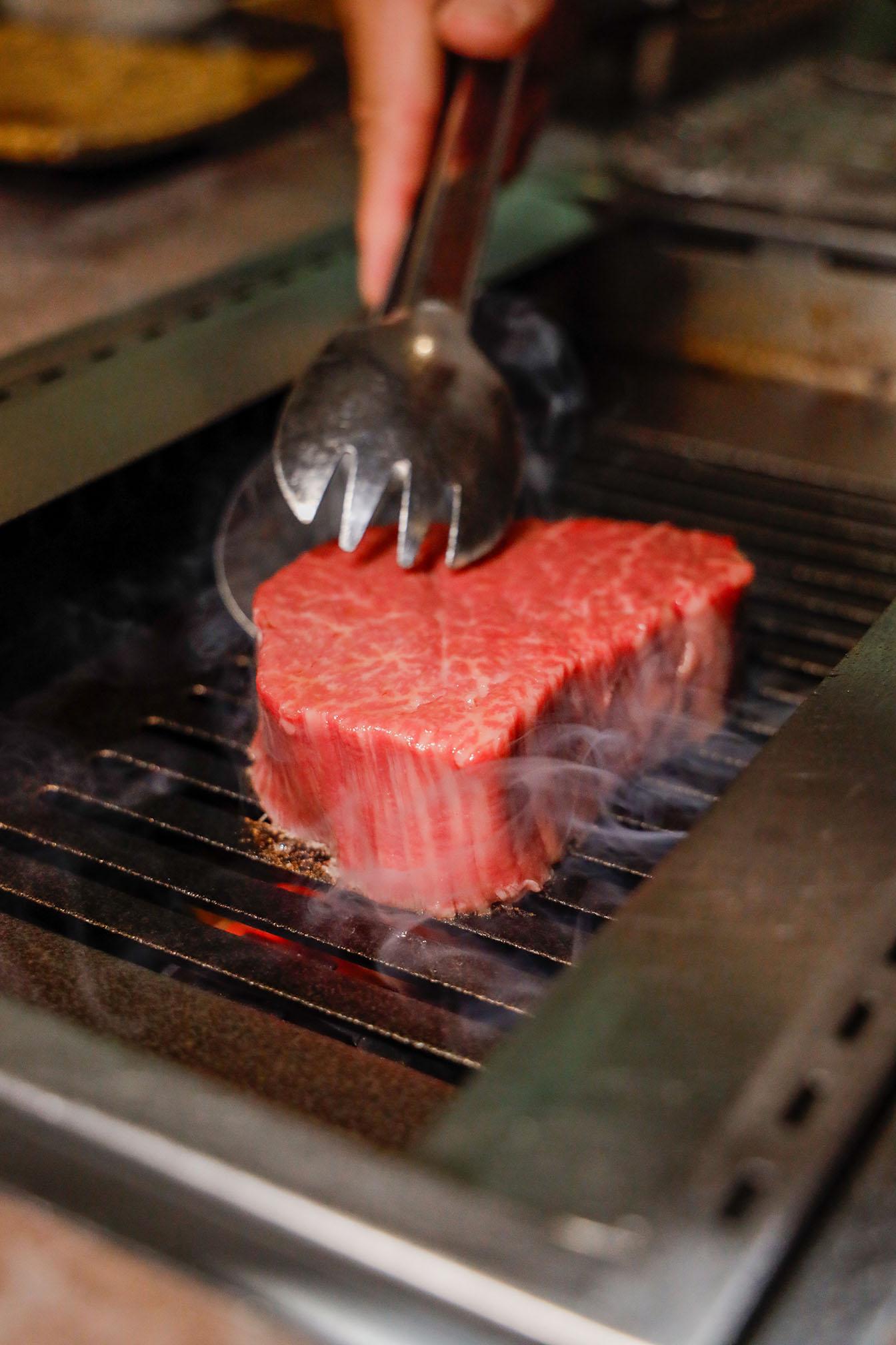 每邊燒約40秒,再反轉燒另一面,重複兩次,再轉成弱火並加蓋燒。