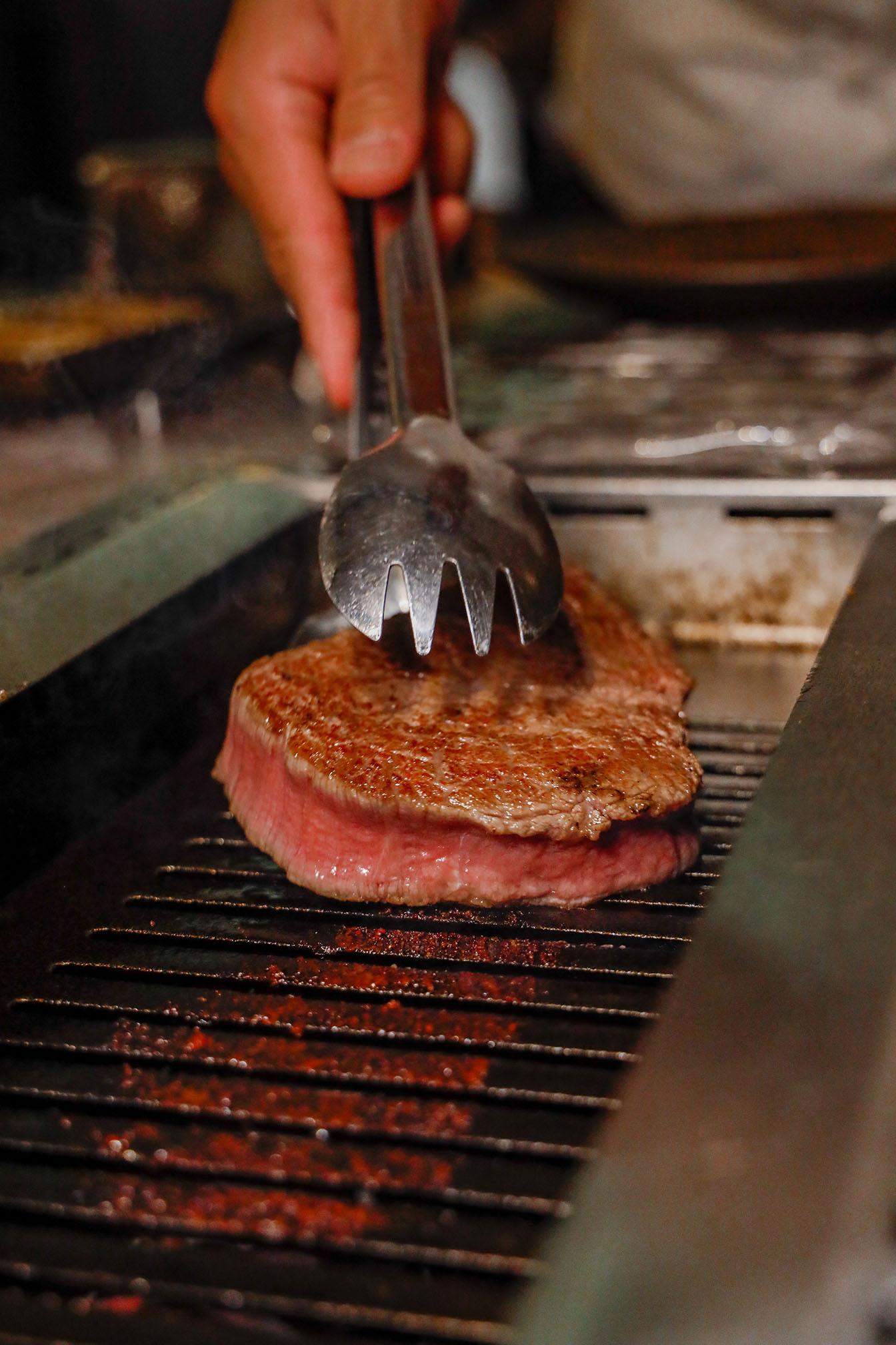 每邊燒約40秒,再反轉燒另一面,重複兩次,再轉成弱火並加蓋燒。